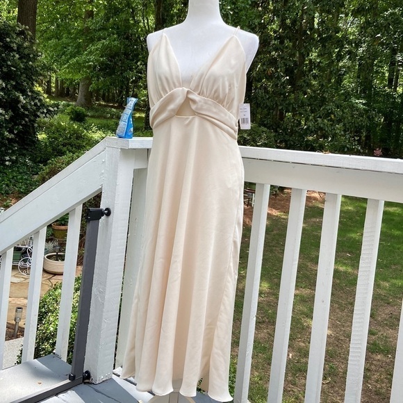 Alexia Admor Dresses & Skirts - NWT Alexia Admor ivory dress!!